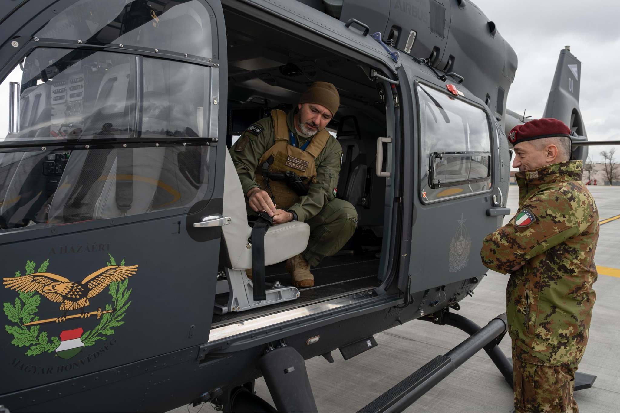 Komandanti i KFOR-it patrullon me helikopter hungarez përgjatë kufirit Kosovë- Serbi