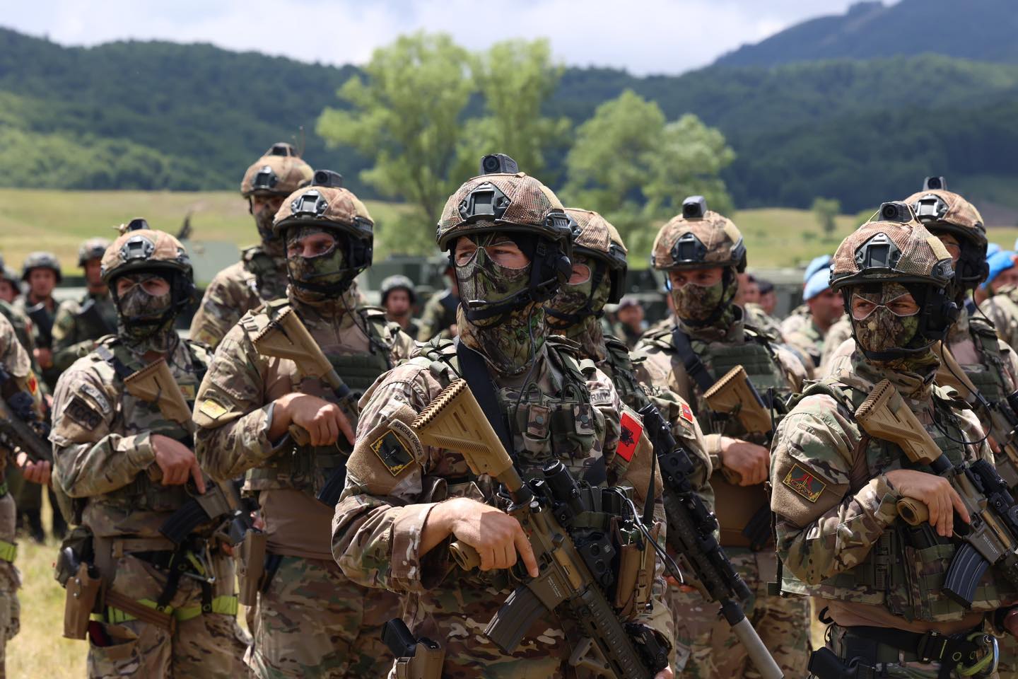 Trupat shqiptarë dhe bullgarë të KFOR-it trajnohen si të përdorin flutaraket në kohë të trazirave