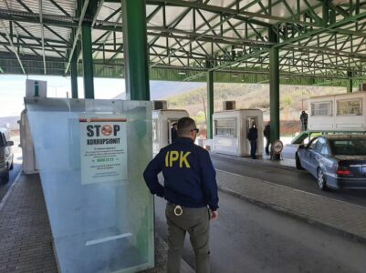 Kapën armë dhe fishekë në Pikë Kalimin Kufitar në Vermicë