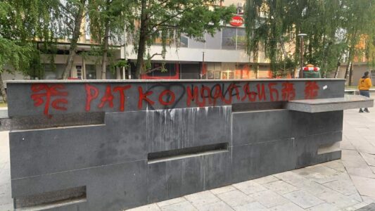 Shfaqen sërish në Bujanoc grafite me emrin e kriminelit të luftës, Ratko Mladiq