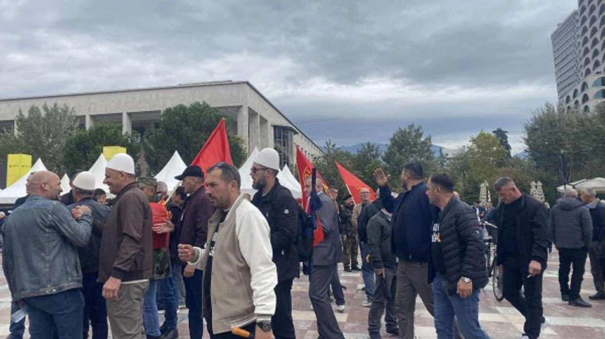 Protestë e madhe në Tiranë “Pa çlirimtarët nuk ka shtet”