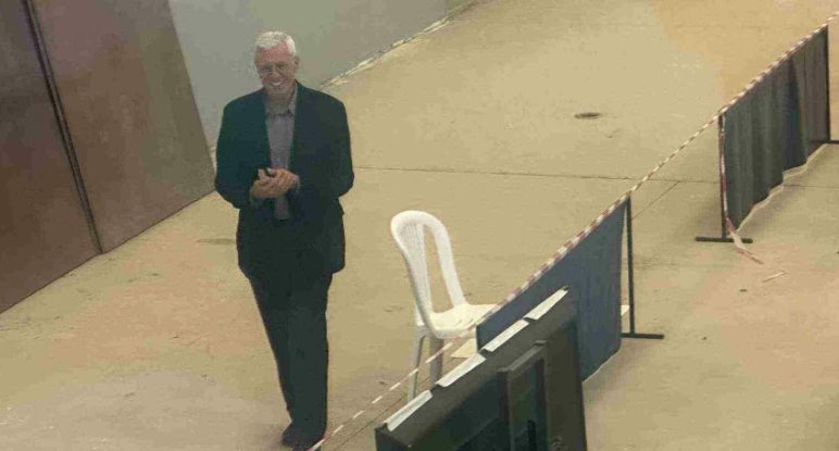 Tash u bë çështja serioze: Sami Kurteshi i VV’së shfaqet në qendrën e numërimit në Mitrovicë