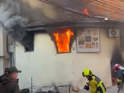 Incidenti tragjik në Prizren ku vdiq fëmija njëvjeçar, policia thotë se shtëpia u përfshi nga zjarri në “rrethana të panjohura”