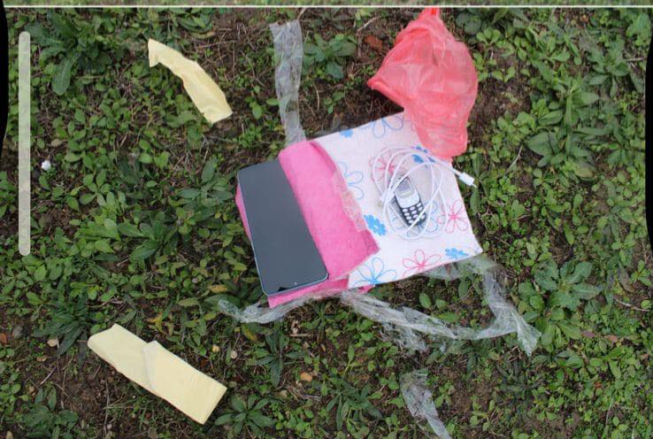 Të kamufluar në një qese në oborr, parandalohet futja e dy telefonave në Qendrën e Paraburgimit në Prishtinë