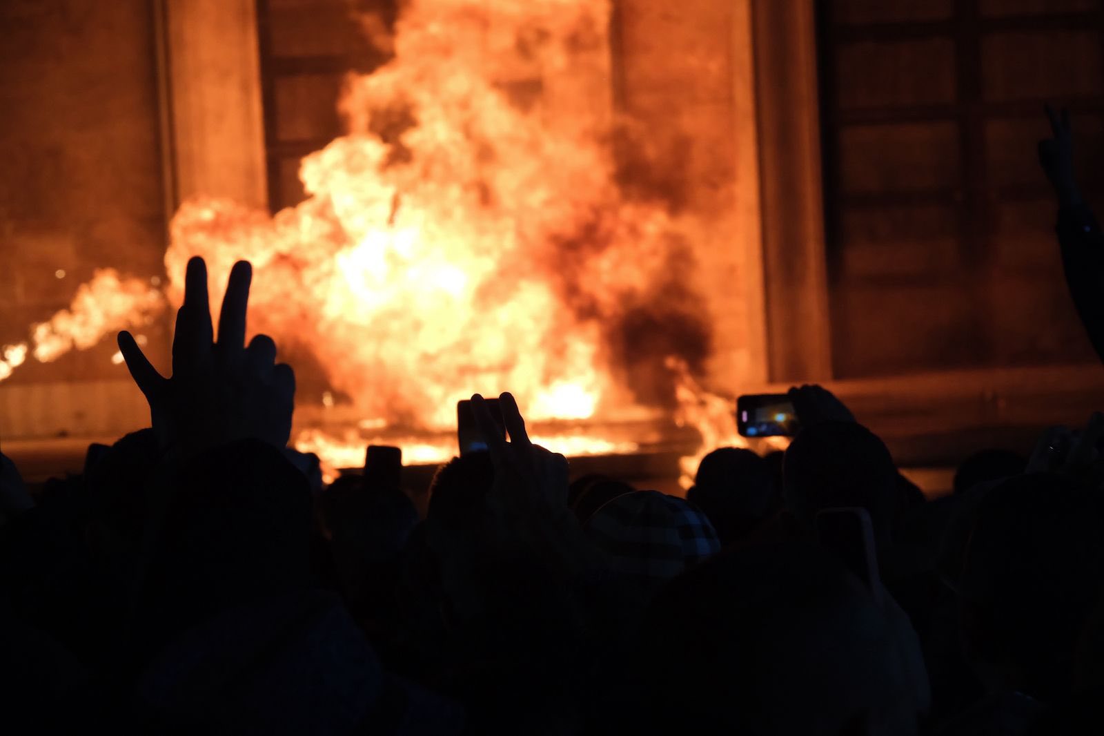 Përfundon protesta e opozitës në Tiranë, hidhet molotov në derën e Kryeministrisë