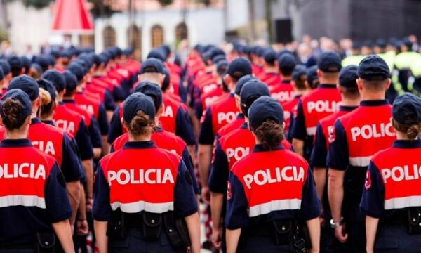 Policët në Shqipëri marrin shpërblim në fund të vitit