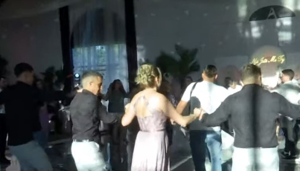 “Dy gëzime sot”, qytetari nga Gjakova: Edhe po e martoj djalin, edhe do festoj nëse fiton partia që kemi votuar