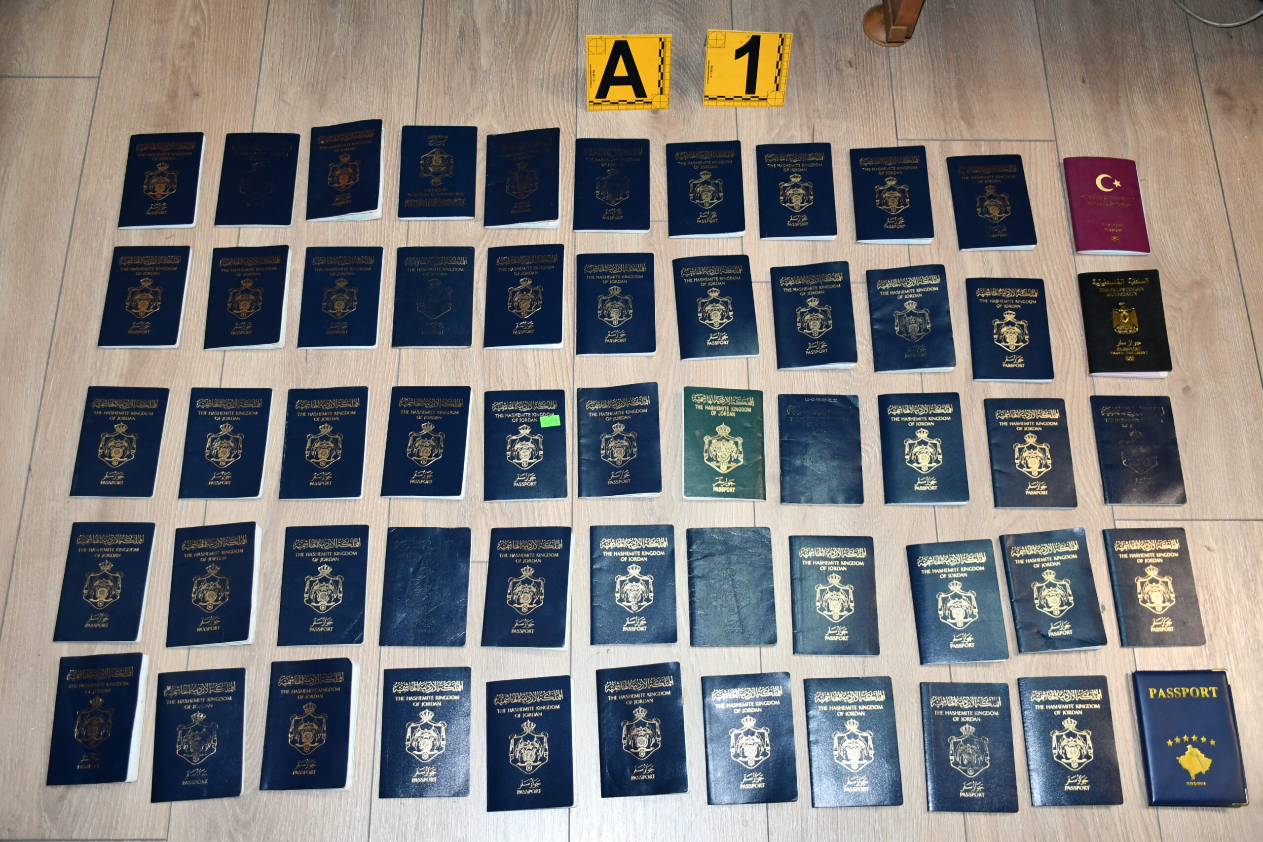 Policia e Kosovës dhe AKI arrestojnë dy të dyshuar për kontrabandim me migrantë, sekuestrohen 53 pasaporta