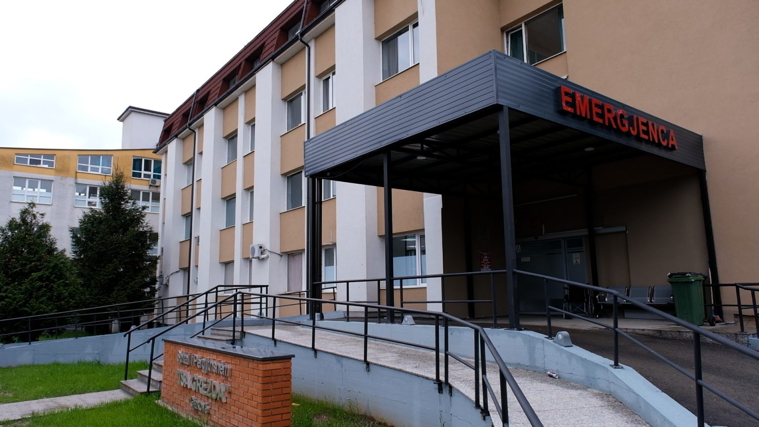 Një grua dërgohet e vdekur në emergjencën e Gjakovës, mjeku thotë se s’kishte shenja dhune