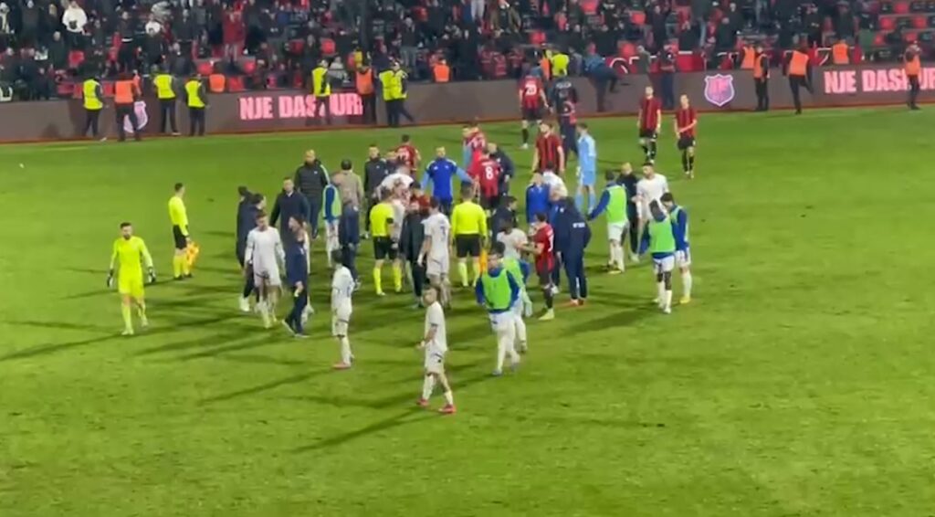 Dhunë në ndeshjen Flamurtari-Teuta, tifozët hyjnë në fushë dhe ndërpresin ndeshjen