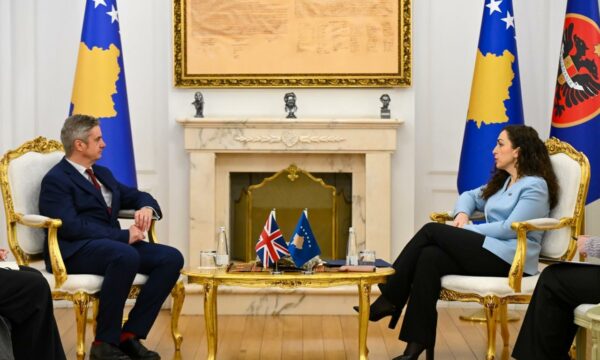 Ambasadori britanik: Kosova t’i shfrytëzojë të gjitha mundësitë politike për t’u kthyer në rrugën e duhur