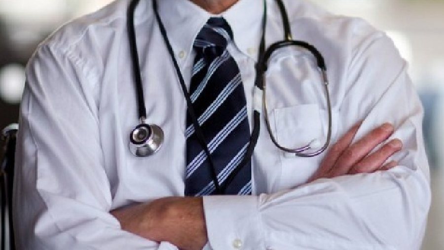 Aktakuzë ndaj mjekut nga Vushtrria që dyshohet se mori para për lëshim të raporteve mjekësore