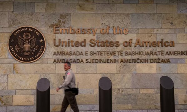 “Pezullim i përkohshëm”, ambasada amerikane flet pas vendimit për vizat imigruese