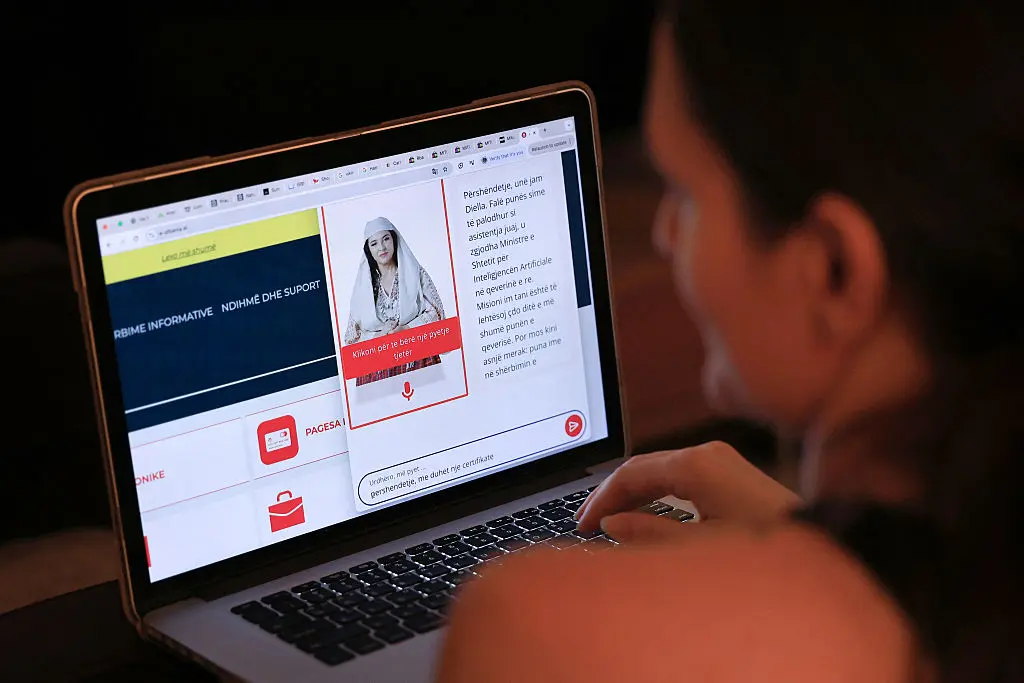 Diella e Edi Ramës renditet mes 4 krijimeve më të çuditshme të IA-së në botë gjatë 2025-ës