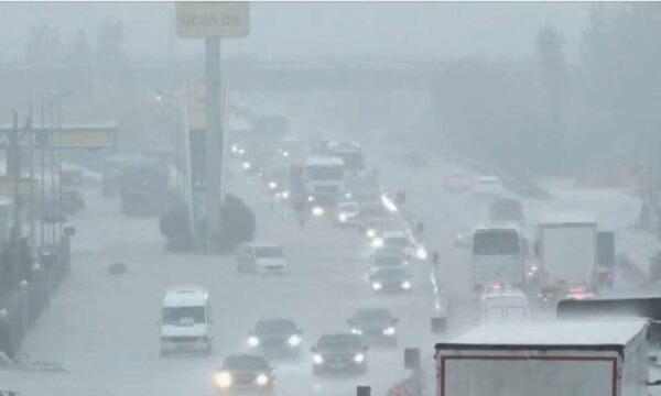 Kaos në autostradën Tiranë-Durrës, makinat të bllokuara në mes të ujit