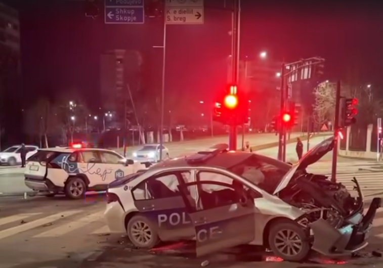 Aksidentohet vetura e policisë dhe një taksi në Prishtinë, katër persona të lënduar