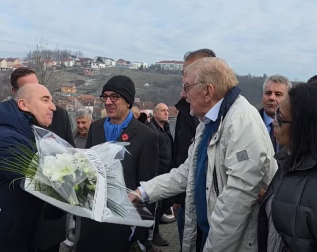 27 vjetori i Masakrës së Reçakut, William Walker nderon 45 shqiptarët e vrarë