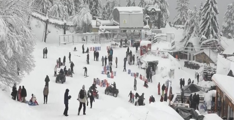 Brezovica plot me turistë, sfidat e dimrit nuk i ndalojnë vizitorët