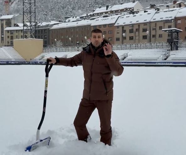 Pique del me ‘kaci’ në fushë, inkurajon tifozët e klubit të tij që të heqin borën të zhvillohet ndeshja e Kupës së Mbretit