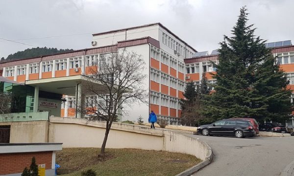 Spitali i Pejës jep detaje për gjendjen shëndetësore të edukatores që dyshohet se u godit nga një fëmijë në një kopsht
