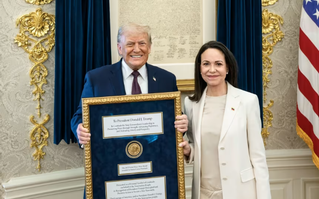 Udhëheqësja e opozitës venezueliane ia dhuron Trumpit Nobelin për Paqe