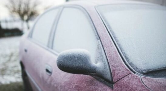 Si ta largoni akullin nga xhami i përparmë i makinës brenda një minute