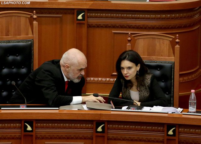 Gazetari nga Tirana tregon arsyet pse Rama shkarkoi Ministren e Jashtme, përmend vizitën e saj në Kosovë