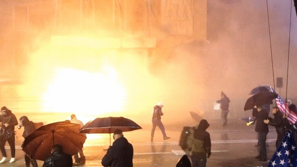 Tirana në tym: Përplasje mes qytetarëve dhe policisë gjatë protestës së opozitës