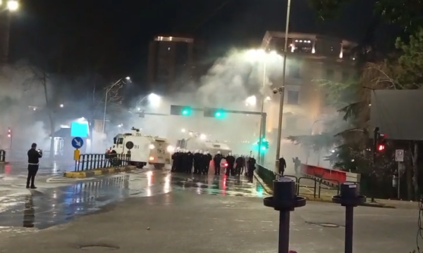 Reuters raporton për protestën e PD-së në Shqipëri: Akuzat për korrupsion nxisin përplasje mes policisë e protestuesve