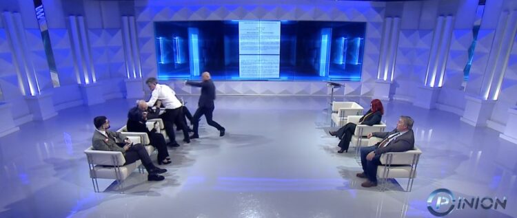 Berat Buzhala godet fizikisht Albatros Rexhajn gjatë debatit LIVE në Opinion