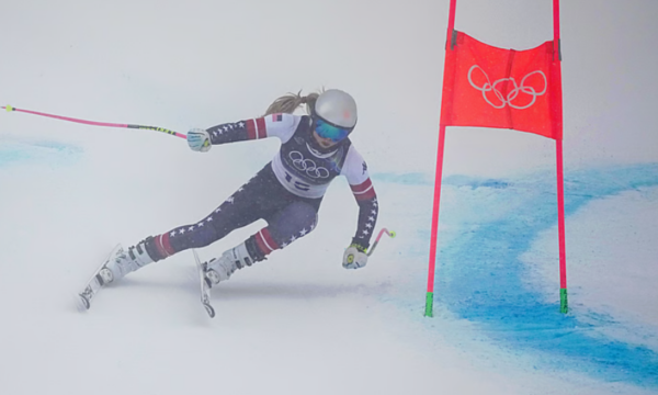 Tronditje në Olimpiadë: Lindsey Vonn rrëzohet rëndë në Cortina, dërgohet me helikopter në spital