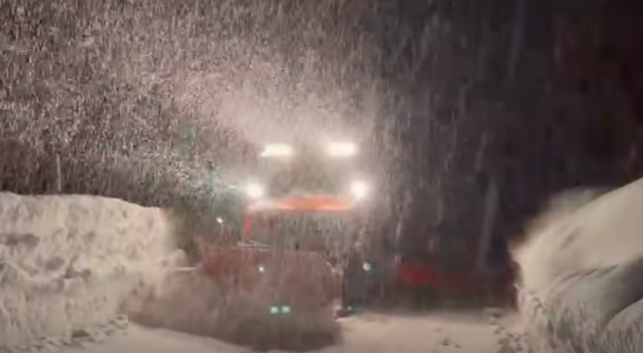 Reshje të dendura bore në veri të Shqipërisë, autoritetet bëjnë thirrje për kujdes