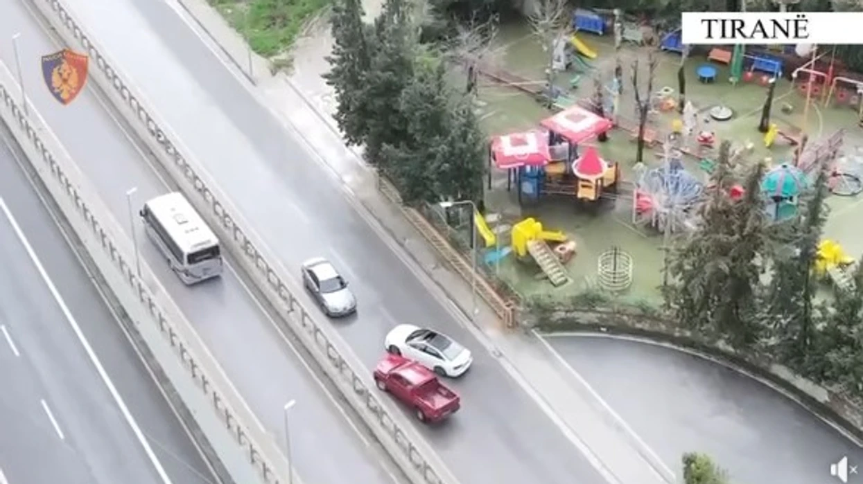 “Si në filma”, Policia në Shqipëri ‘bllokoi’ veturën me 10 kilogramë kanabis