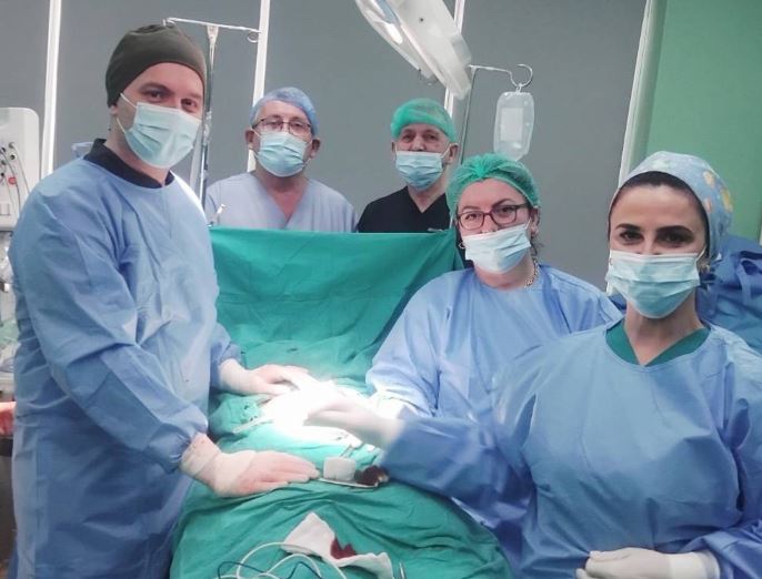 Rast i rrallë në Spitalin e Mitrovicës, mjekët heqin tumor rreth 4 kilogramë