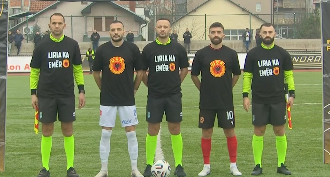 Gjest fantastik: Lojtarët e Dritës dhe Drenicës hyjnë në stadium me bluza të UÇK-së