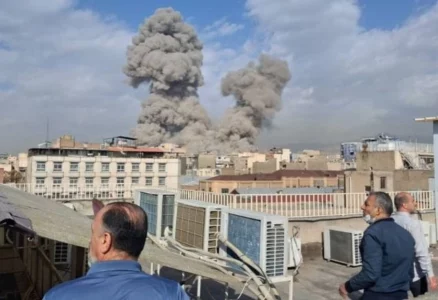 Izraeli godet me sulm masiv Tehranin