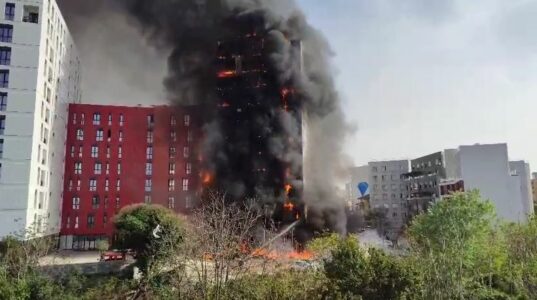 Një zjarr i madh përfshinë një ndërtesë në Tiranë