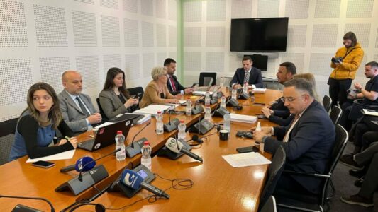 “Pse s`ka konsultimin publik”? – Përplasje për projektligjin për Byronë Shtetërore për Verifikimin dhe Konfiskimin e Pasurisë