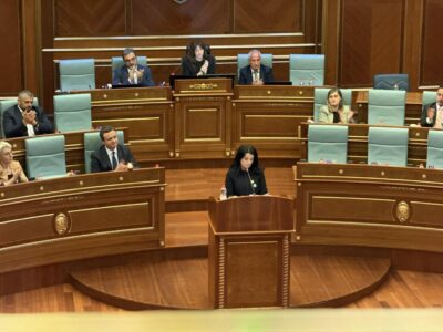 Krasniqi e emocionuar: Drita ka munguar, shumë histori mbetën të heshtura – por sot zëri ndriçon