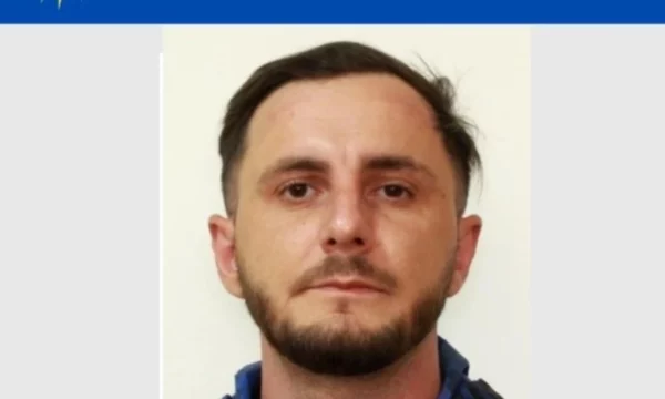 Policia në kërkim të Kujtim Koqit nga Prizreni, kërkon ndihmën e qytetarëve për arrestimin e tij