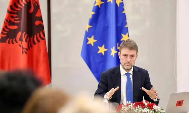 Kryediplomati shqiptar viziton Kosovën, takohet me krerët institucional