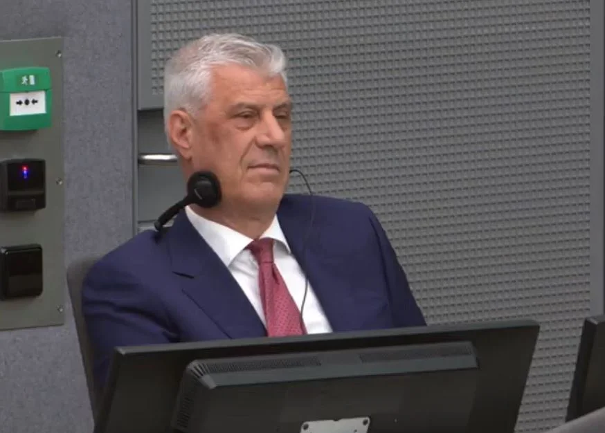 Thaçi i relaksuar dhe i buzëqeshur përballë prokurorit që kërkoi nga Gjykata që ta dënoi me 6 vite burgim “për pengim drejtësie”