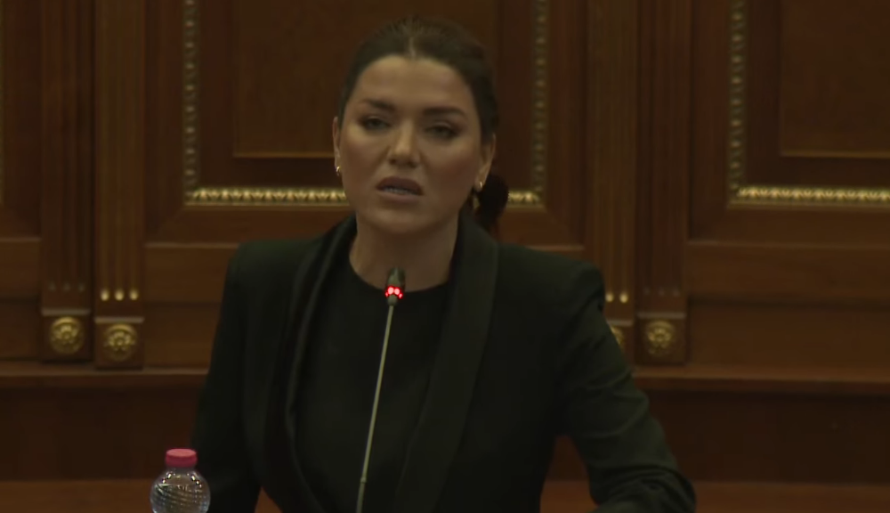 Deputetja Llalloshi rrëfen dhimbjen për kushërirën e vrarë nga bashkëshorti: Edhe sa gra duhet të humbin jetën?